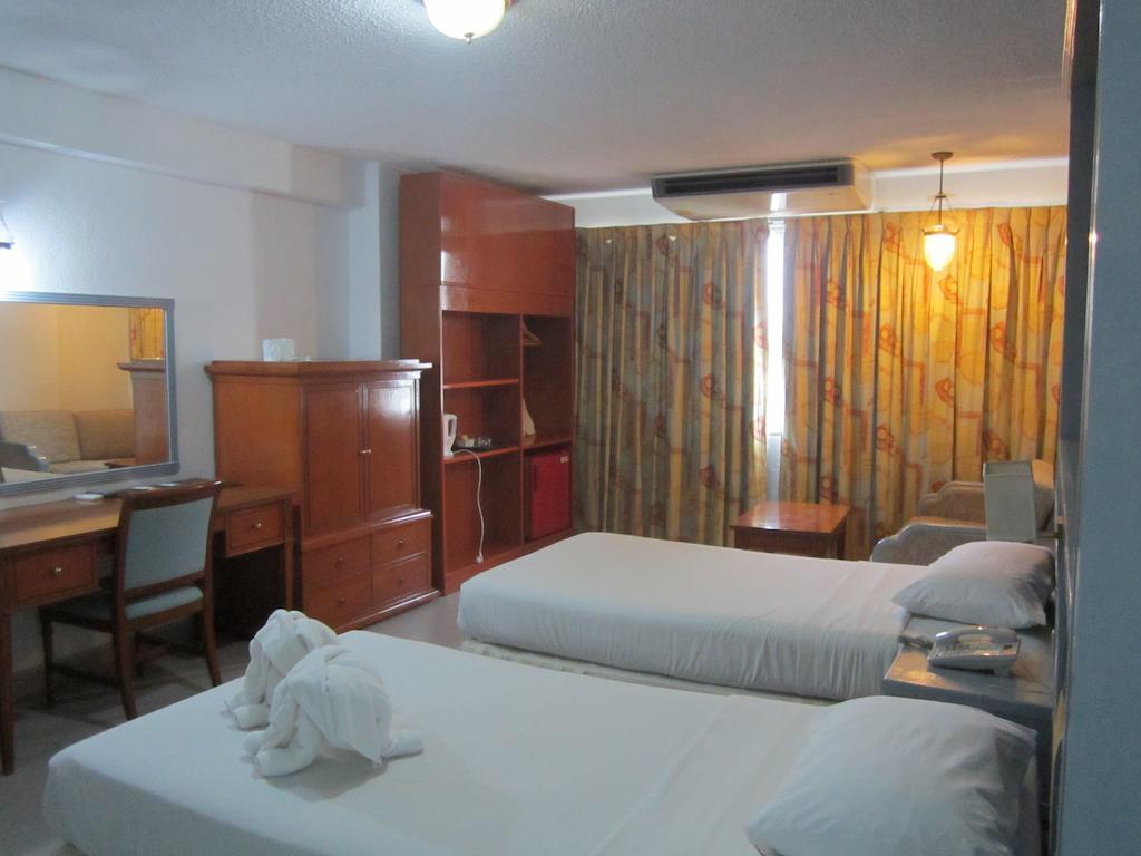 Lopburi Inn Hotel Room photo